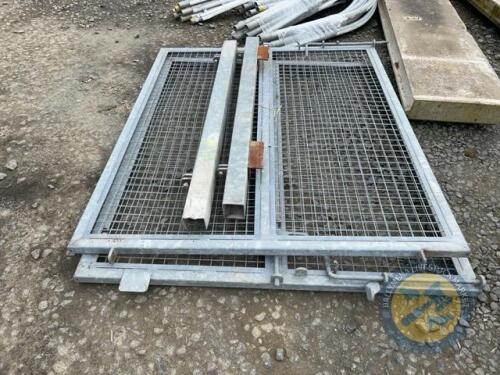 2x galvniased gates with posts
