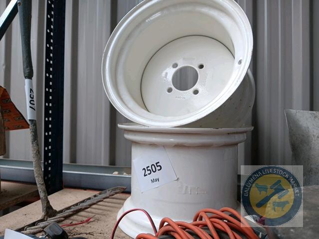 2 Vlukon white rims