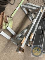 2 metal stands