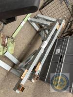2 metal stands - 2