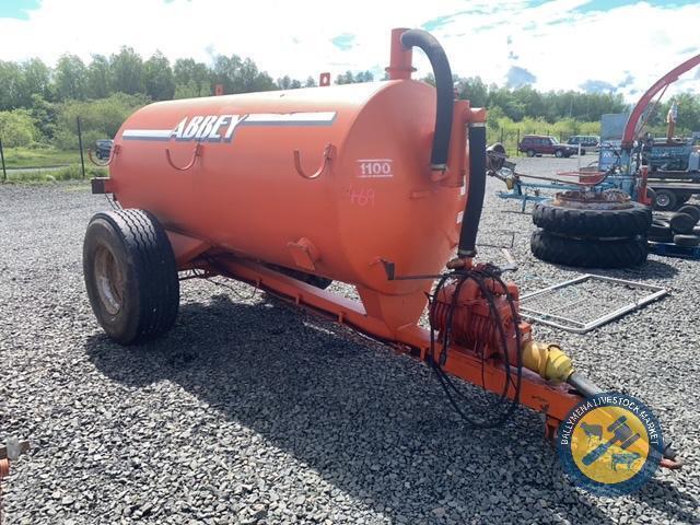 1100 Gallon Abbey slurry tanker with pipe & spread plate with shaft