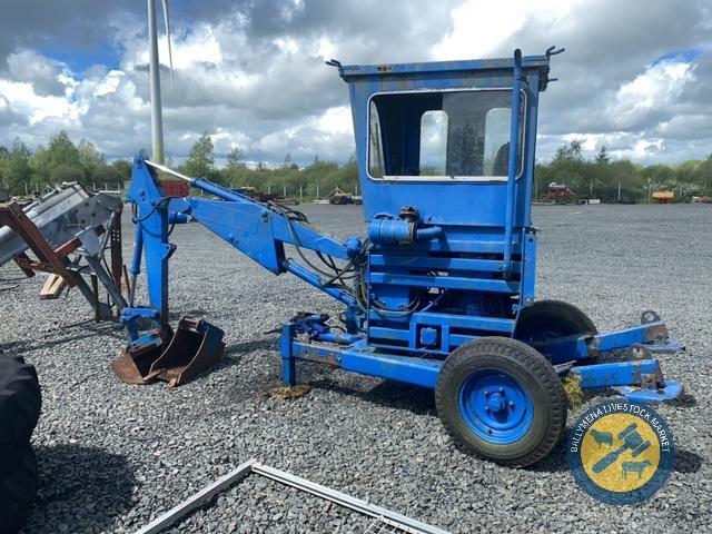 Smalley 5 series 3 2500kg excavator, diesel engine, starts & runs. Comes with 2 buckets 12" &36" handle in office