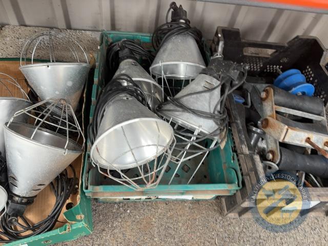4x heat lamps