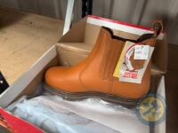 Size 10 Safety boots - 2