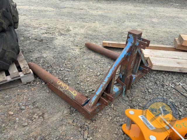 Blue bale lifter