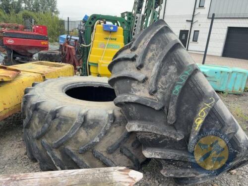 2x 30.5 R32 Tyres