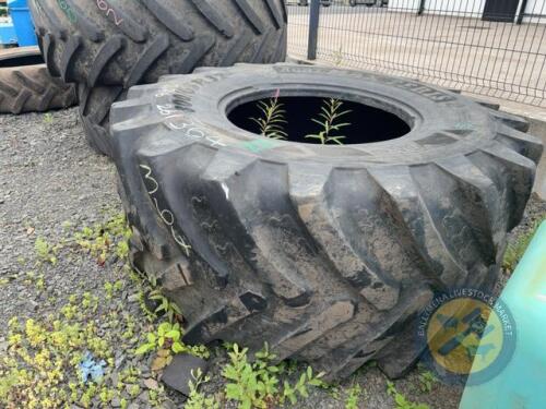 1x 800/65 R32 BKT Tyre