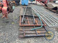 3 Gates + 1 gate no wood, with wood bars for climbing - 2