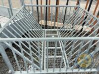Round bale feeder - 3