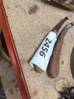 2x hoof picks