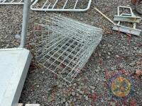 5 meshed hay racks - 2