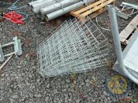 5 meshed hay racks - 3