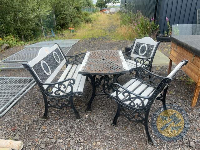 Garden table, bench & 2x seats