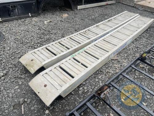 2x 10ft 6tn aluminium ramps