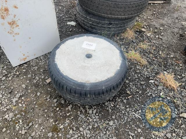 Clothes line base concrete