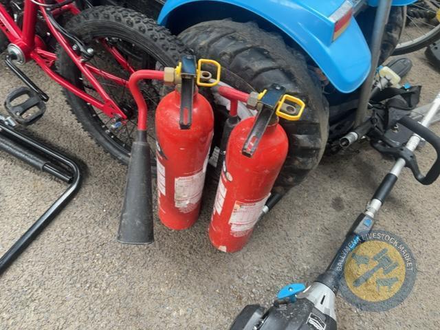 2x fire ectinguishers