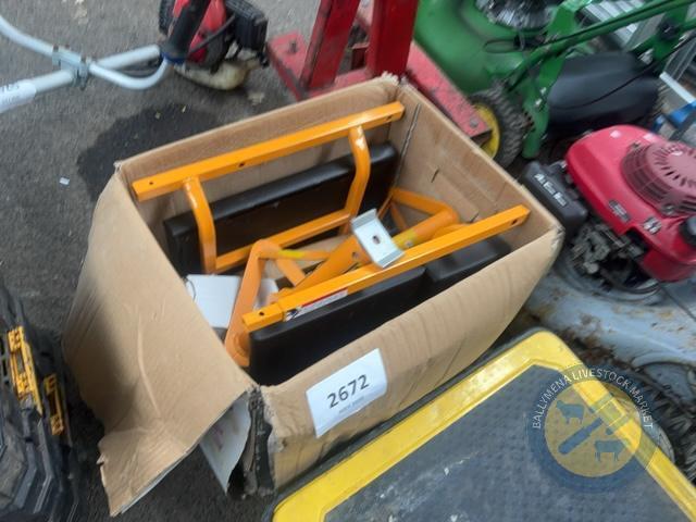 Box lot 2 tonne jack, crawler board & axle stands