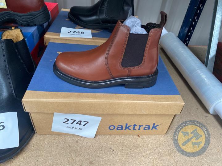 Oak track tan childrens boots size 2