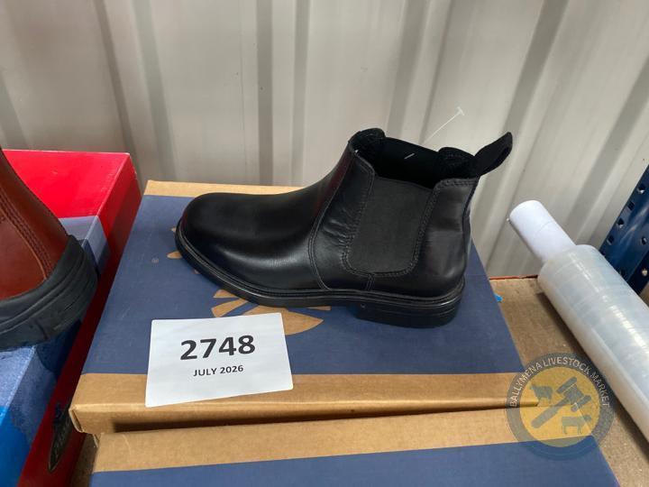 Oak track black boots size 4