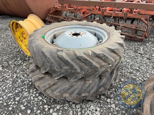 Set of 12.4/11/R28 tyres with rims