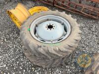 Set of 12.4/11/R28 tyres with rims - 2