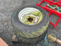 2x 6 stud wheels - 2