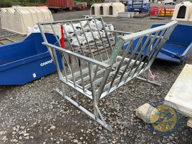 Hay silage feeder