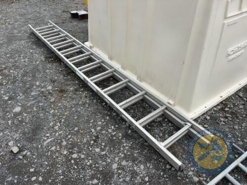 Set of extendable ladders