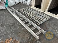 Set of extendable ladders