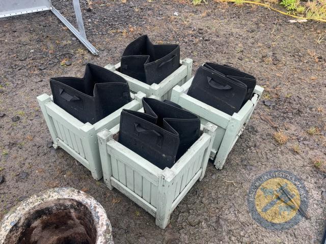 4 flower pots with liners