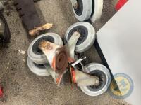 4 castors - 2