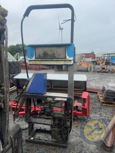 Single forecourt fuel pump