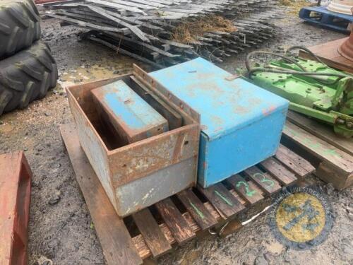 2x toolboxes