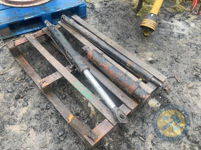 3x hydraulic rams