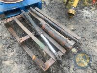 3x hydraulic rams