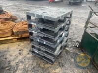 6x plastic pallets