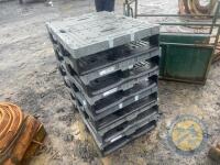 6x plastic pallets - 2