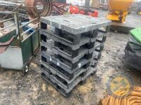 6x plastic pallets - 3