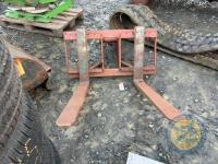 Pallet toes off a 8tn digger