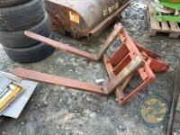 Pallet toes off a 8tn digger - 2