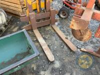 Yellow tractor forklift - 2