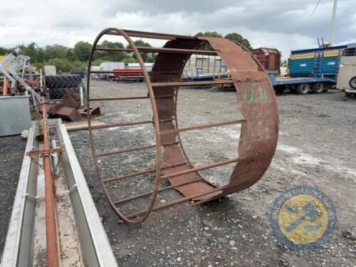Round bale feeder