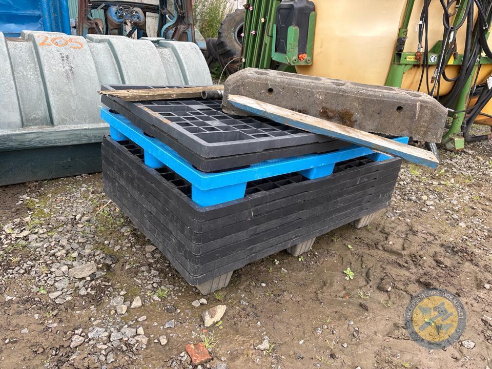 10 plastic pallets