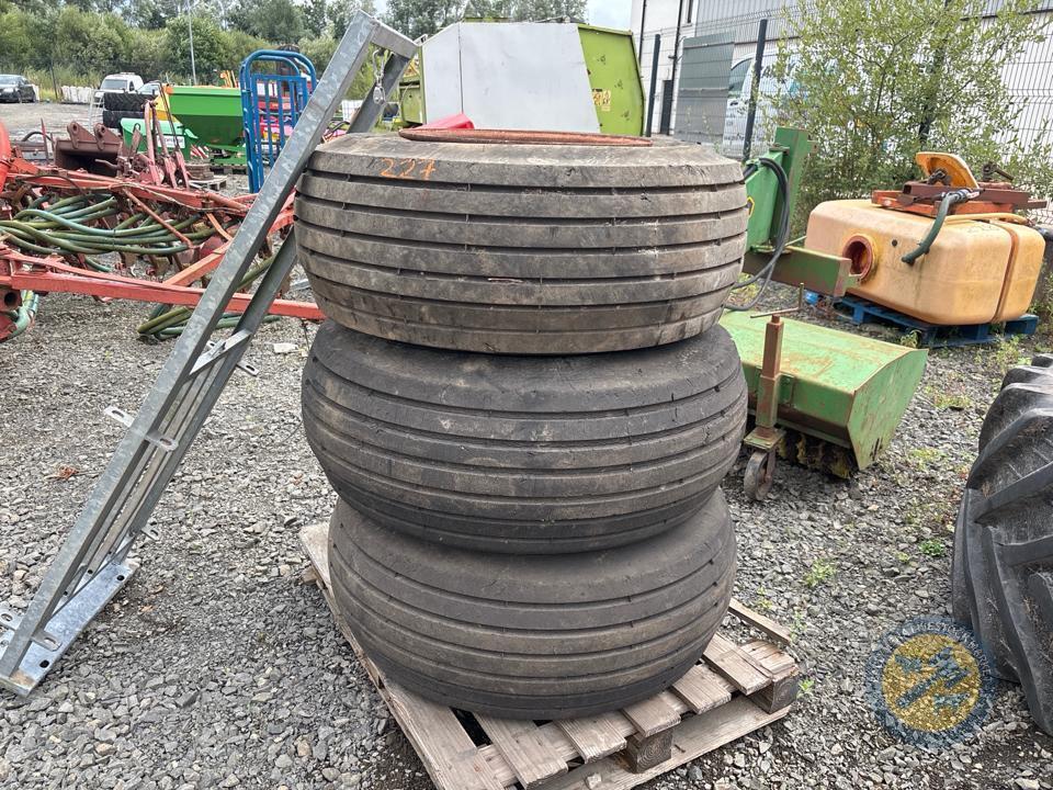 3x 8 stud wheels