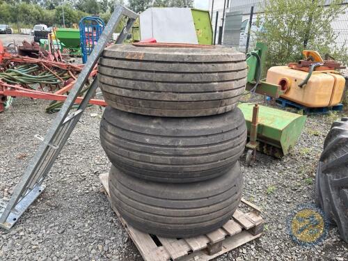 3x 8 stud wheels