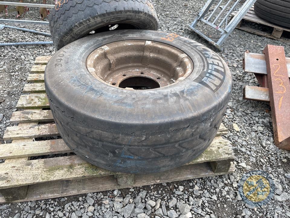 340/65R18 Michelin tyres & rim