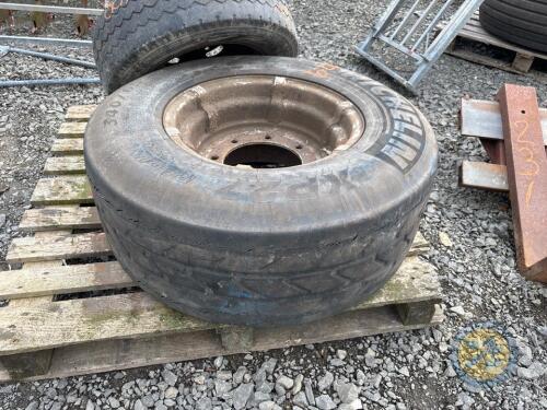 340/65R18 Michelin tyres & rim