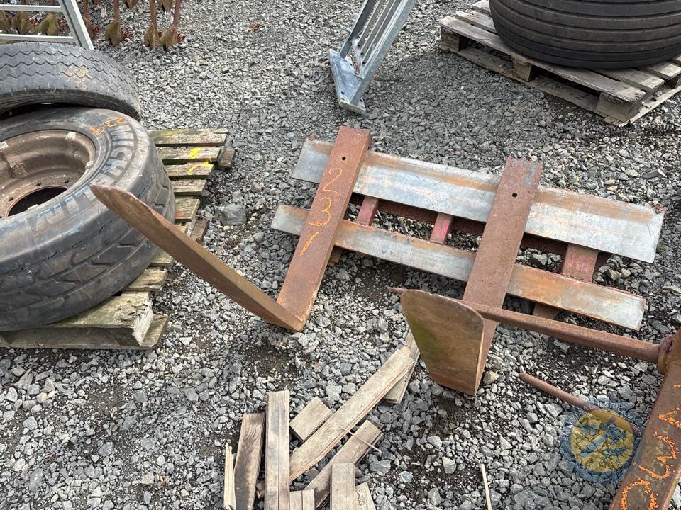 set of pallet toes on euro brackets