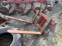 pallet toes off an 8 tonne digger