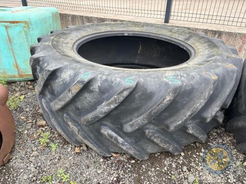 2x 650/65R42 tyre